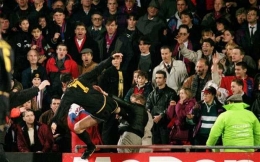 Tendangan Kungfu Eric Cantona setelah terprovokasi teriakan penonton (The Telegraph)