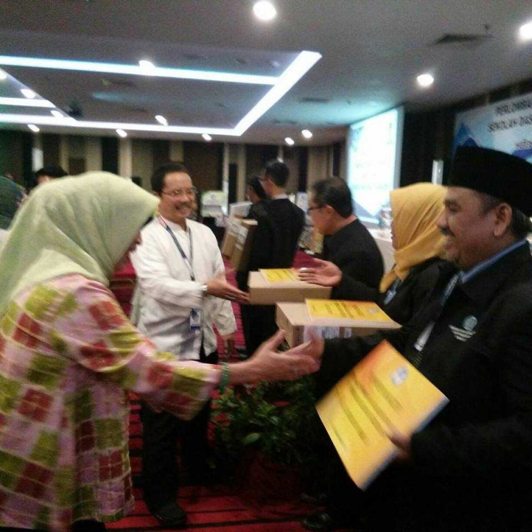 saat omjay menerima hadiah inobel
