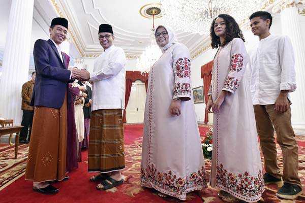 Presiden Joko Widodo (kiri) menerima Gubernur DKI Jakarta terpilih Anies Baswedan (kedua kiri) beserta keluarga saat acara Halalbihalal Idul Fitri 1438 Hijriah di Istana Negara, Jakarta, Minggu (25/6/2017). 