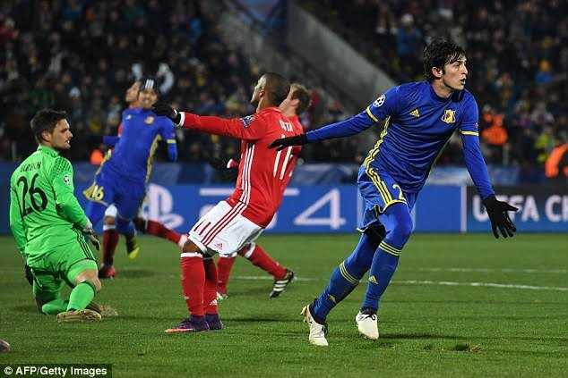 Aksi Sardar Azmoun saat mencetak gol ke gawang Muenchen /sumber foto dilansir dari dailymail