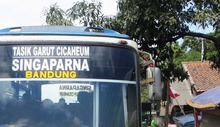Bus yang melalui Kampung Naga (dokumentasi pribadi)