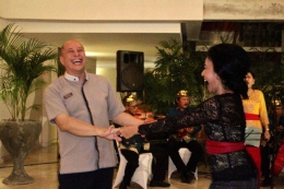 Bapak Jefferey Wibisono (General Manager Amnaya Resort Kuta) berdansa bersama Ibu Yoke Darmawan / dap