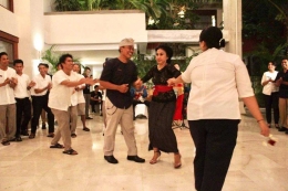 Ibu Yoke Darmawan, Brand Consultant, mengajak sejumlah staf ikut berdansa / dap