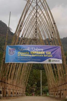 Jembatan selamat datang di Dusun Kerujuk (foto RETYA)
