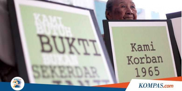 Lestari, keluarga korban kekerasan peristiwa 1965 asal Blitar, Jawa Tengah, saat mendatangi Komisi Nasional Hak Asasi Manusia, Jakarta, Selasa (17/1/2012).