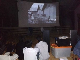 Mengajak Warga masyarakat untuk menonton film lingkungan. Foto dok. Yayasan Palung