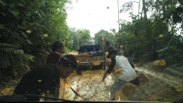 Salah satu jalur yang kami lalui cukup rusak dan membuat mobil amblas. Foto dok. Yayasan Palung