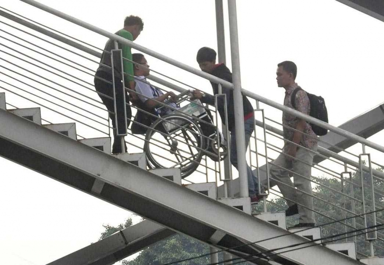 www.validnews.com -- Memang gampang membantu, mengangkat kursi roda naik turun tangga? Sudah saatnya, bersama untuk sebuah kepedulian .....