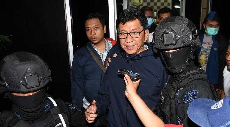 Eddy Rumpoko yang dikawal petugas setelah proses OTT berlangsung. Foto : ANTARA | M Risyal Hidayat