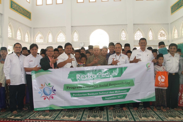 foto-bersama-manajemen-pt-rmu-dengan-para-santri-pondok-pesantren-anwarus-solihin-jpg-59c0f36a0e3f0b37de395e12.jpg