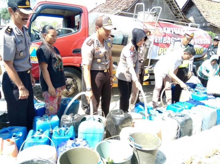 Kapolres Bagikan 90.000 Liter Air Bersih