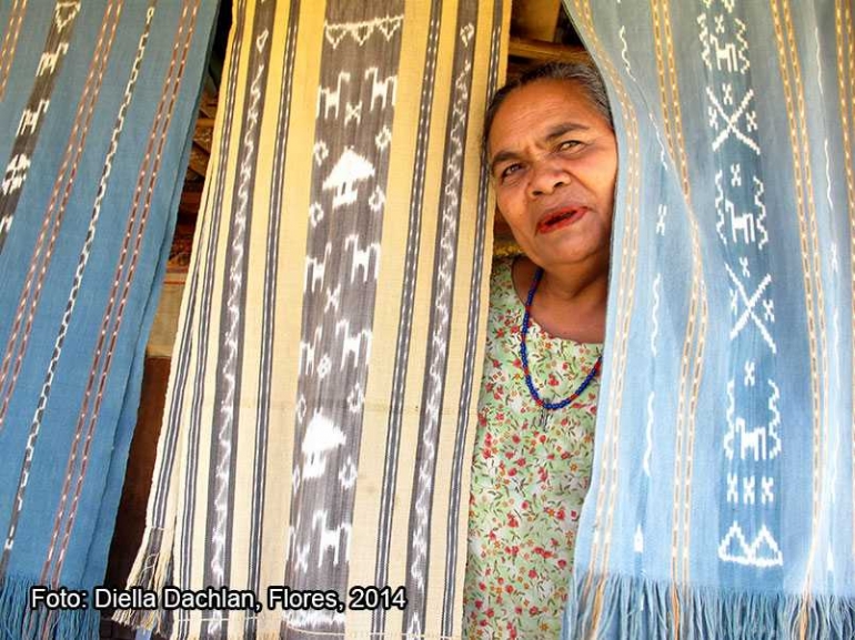 Seorang mama penenun dan penjual kain tenun di Desa Bena, Bajawa, Flores. Mama ini menggunakan Tarum sebagai pewarna alami kain hasil tenunannya