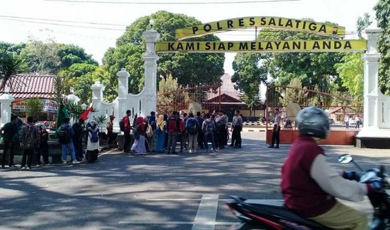 Rombongan HMI dihadang petugas di pintu gerbang (foto: dok pri)