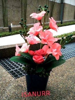 Bunga hias hasil kreasi Toko Online IsaNurr (Sumber: Darisah)