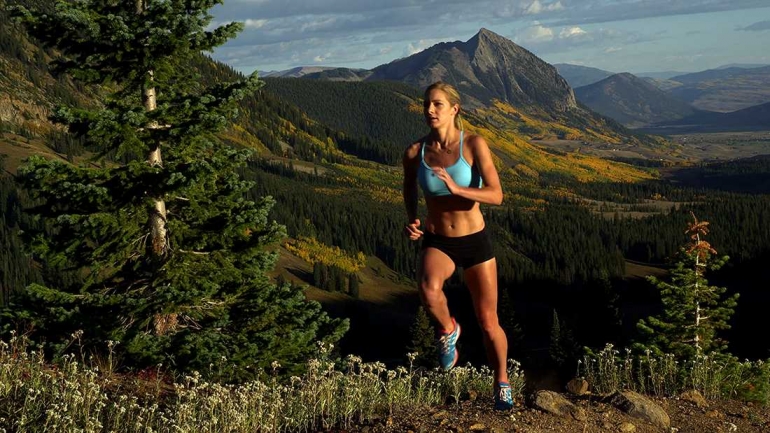 Ilustrasi atlet AS Emma Coburn sedang berlari di gunung (sumber: adventure-journal.com)