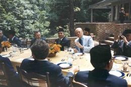 President Ford and President Soeharto at Laurel Lodge, Camp David, 5 July 1975. Sumber :www.fordlibrarymuseum.gov