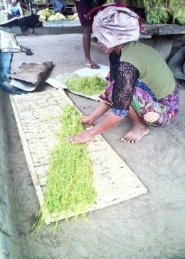 Mengatur hasil irisan tembakau, nggak boleh asal lhooo. Dokpri