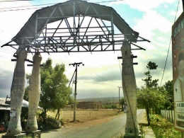 Gerbang terluar menuju Limbungan. Berada di sisi kiri ruas jalan raya Mataram Lombok Barat ke Pelabuhan Kayangan Lombok Timur. Dokpri