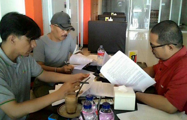 Dewan Juri, Muhammad Subhan, Gus TF, dan Yusrizal KW, akurasi final naskah para peserta. (Dok. Pribadi)
