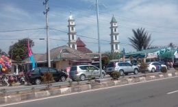 Masjid Al Mukminun Kenanga di lihat dari jalan raya (foto Rustian)