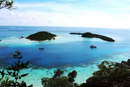 Panorama perairan Pulau Bawah di Kabupaten Kepulauan Anambas, Provinsi Riau. (KOMPAS.COM/SRI ANINDIATI NURSASTRI)