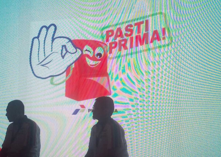 Terlihat duaorang dari pihak pertamina menjelaskan materi tentang SPBU Pasti Prima