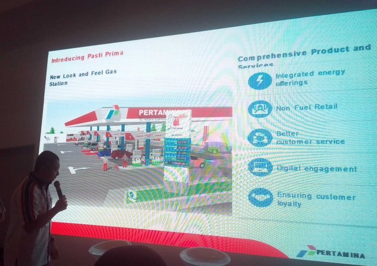 Salah satu pihak pertamina sedang menjelaskan 5 elemen penting yang harus dimiliki SPBU Pasti Prima dalam SPBU Talk di GIIAS Surabaya Auto Show 2017
