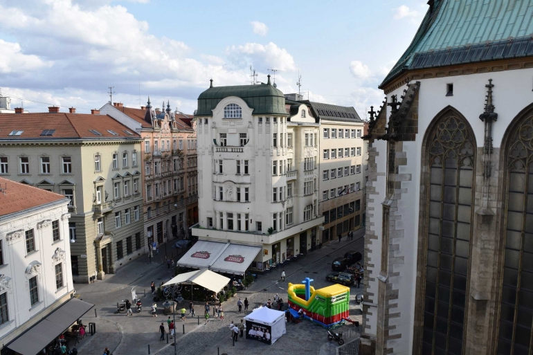 Pemandangan dari Jacob Brno Hostel (bangunan di sebelah kanan adalah St. James Church)