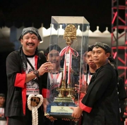 bupati Ponorogo Ipong Muclisoni menyerahkan piala presiden kepada Pemenang yang diwakili pak Denny (foto Humas Kab Ponorogo)