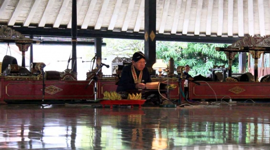 Rama Pradja dalam Pertunjukan Macapat Kraton | Sumber: Dokumentasi Pribadi