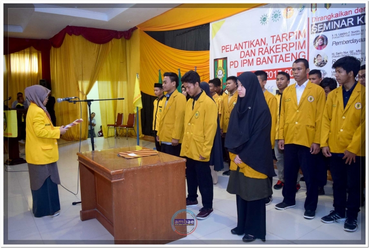 Suardi (paling kiri di baris depan) dilantik sebagai Ketua Umum bersama pengurus PD IPM Bantaeng Periode 2017-2019 (23/09).