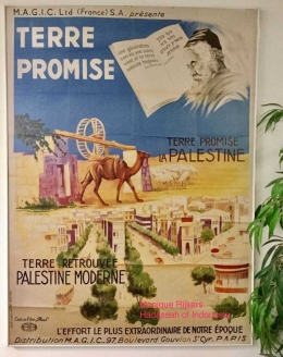 Poster film zaman dulu dengan bangga dipajang di tembok