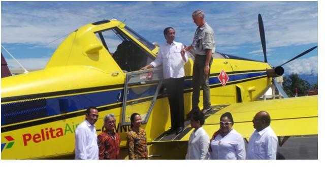 Presiden Joko Widodo naik ke sayap pesawat Air Traktor AT-802 (angkutan penyuplai komoditas BBM), di Yahukimo. Foto: kompas.com