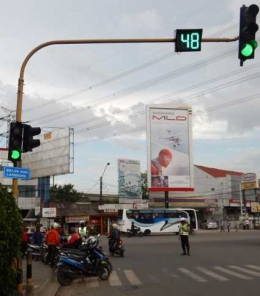 Potret aturan berlalulintas di salah satu kota di Indonesia (Foto:http://www.jasalampulalulintas.com)