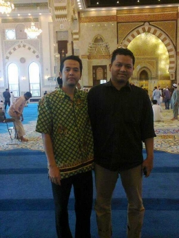 Bersama ustadz Sholeh di Masjid zabeel, Dubai, Uni Emirat Arab (Dokumentasi Pribadi)