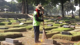 Seorang anggota Tim Buser TPU Kampung Kandang Jakarta sedang menjalankan tugas (Dokpri)