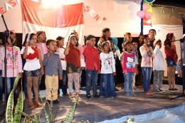 Anak-anak RT.01 RW.08, Kelurahan Cibabat, Kecamatan Cimahi Utara sedang menyanyikan lagu-lagu tujuhbelasagustusan (Sumber foto: Widia Yuliana)