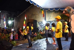 Salah satu kelompok anak warga RT.01 RT.01 RW.08, Kelurahan Cibabat, Kecamatan Cimahi Utara sedang unjuk kebolehan menampilkan Tari dan Lagu 