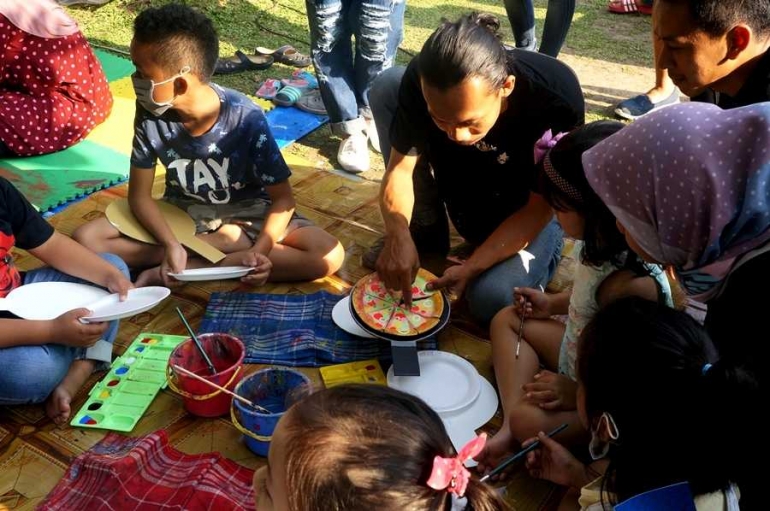 Kakak-kakak pendamping dari art class Eko Nugroho tampak membimbing anak-anak saat membuat craft (Dokumentasi Pribadi)