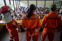 Kunjungan sekolah Tim Cegah Api Greenpeace saat melakukan sosialisasi tentang bahaya kebakaran hutan di SDN 23 Matan Hilir di Ketapang, Kalimantan Barat, Indonesia. Kegiatan sosialisasi merupakan bagian dari pencegahan kebakaran di hutan. Foto dok.Fully Syafi / Greenpeace