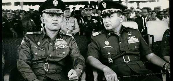 Jenderal Nasution & Jenderal Suharto, dua tokoh penting Angkatan Darat saat G30S/PKI. Sumber : http://jakartagreater.com/wp-content/uploads/2015/09/SOeharto-nasution.jpg