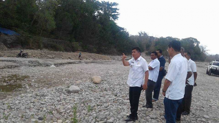 Bupati Belu, Willbrodus Lay, SH memimpin langsung proses penggerukan lubang penampungan air sungai Talau untuk mendapatkan air bersih bagi warga kota Atambua (Foto:PDAM Belu)