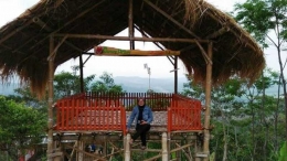 Seorang pengunjung bersantai di gubuk bambu (foto: dok pri)