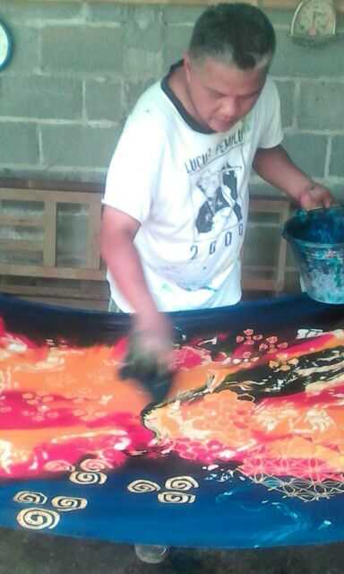 Pak Dhe Gondo menyiapkan satu produk batik abstrak