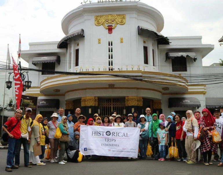 Foto Dok Pribadi, J.Krisnomo, Bioskop Majestic -- Jalan Braga Bandung, bagian luar, teman2 komunitas, Sabtu, 23 Sept 2017.