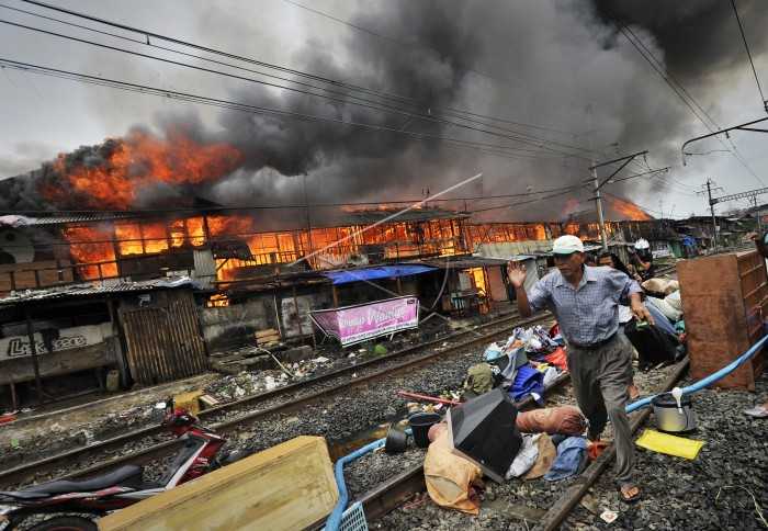 Kepanikan saat terjadi kebakaran di Kampung Bandan. foto: Antara