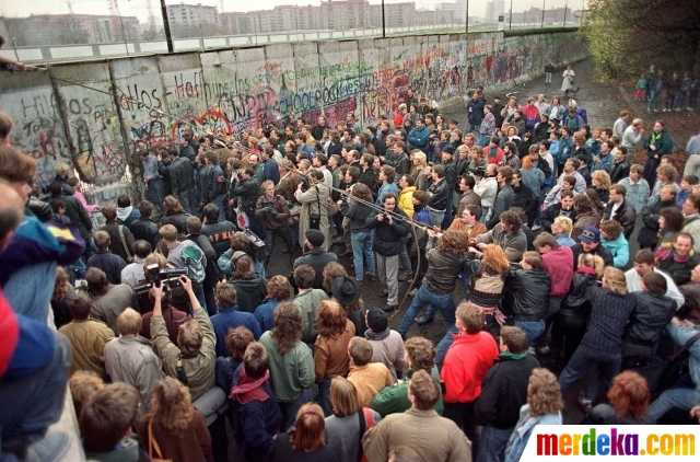 Runtuhnya Tembok Berlin yang menandai runtuhnya komunisme di Eropa Timur | Merdeka.com