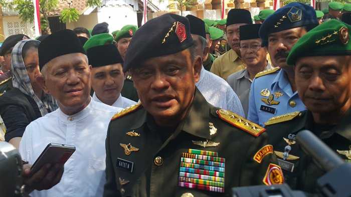 Panglima TNI Jenderal Gatot Nurmantyo didampingi seluruh Kepala Staf Angkatan melakukan safari ziarah ke makam para mantan Presiden. Foto: tribunnews.com