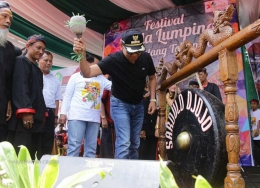 Walikota Malang, Abah Anton membuka Festival Kuda Lumping