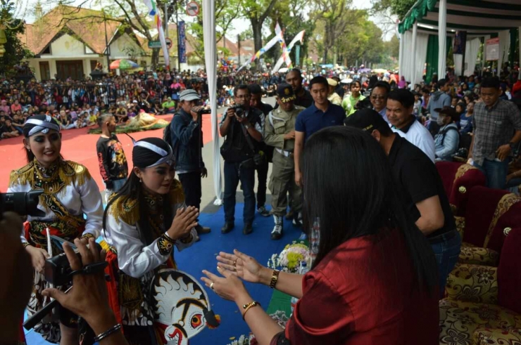 Perwakilan Sanggar Sardulo Djojo menyalami Walikota, Kepala Disbudpar, dan Sekda Kota Malang